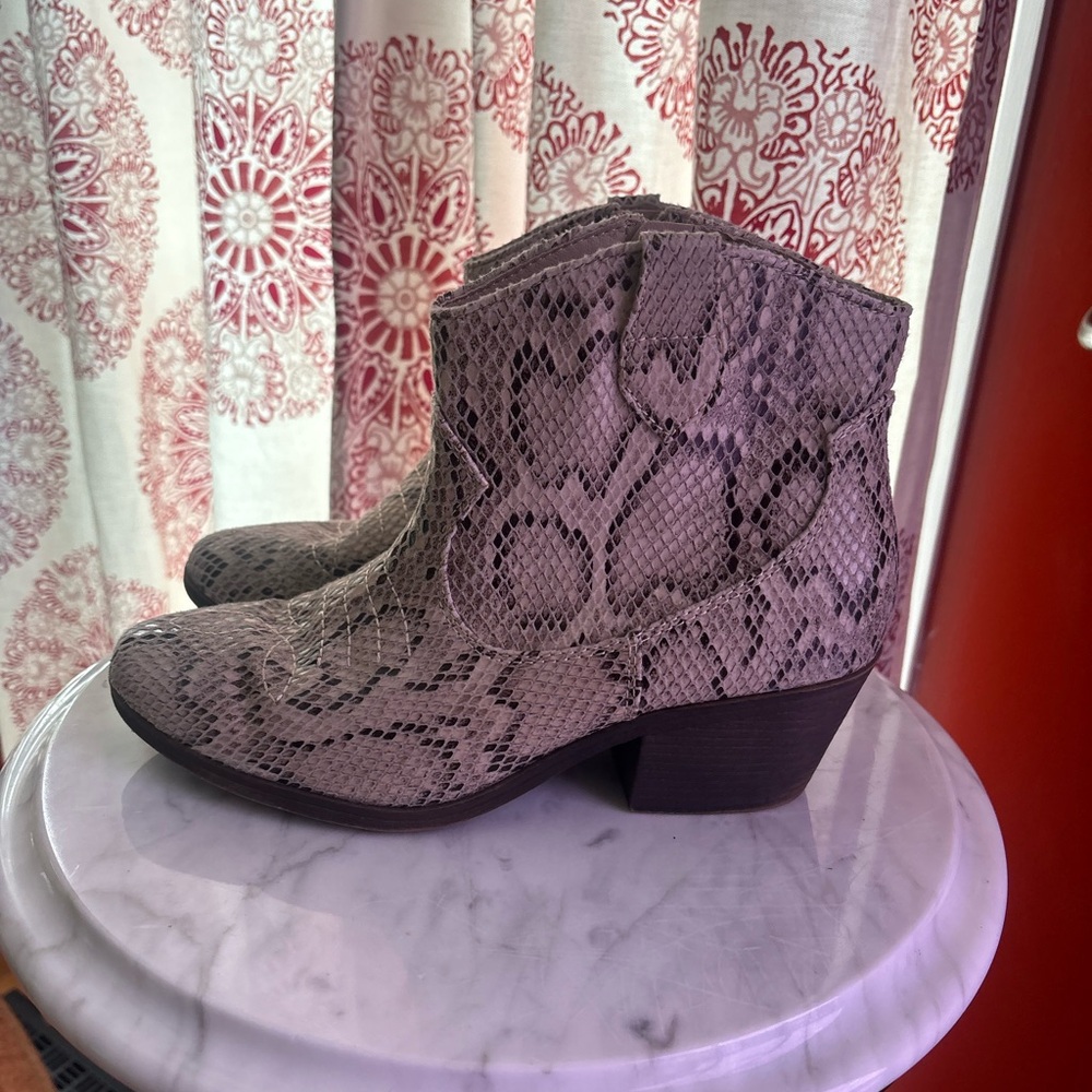 SO Dusty Taupe Snakeskin Reptile Print Western Booties Women’s Size 7.5